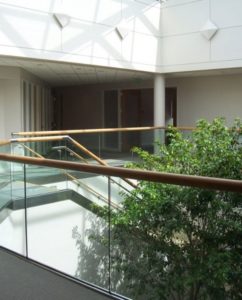 optik shoe railing system with wooden top rail
