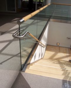 optik shoe railing system with wooden rail